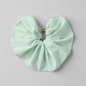 NWT, Alo Yoga Bead It Oversized Scrunchie - Spearmint, Ret. $38